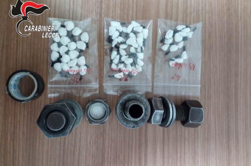 Lecce, l'ultima trovata dei pusher: nascondere la «coca nei bulloni»