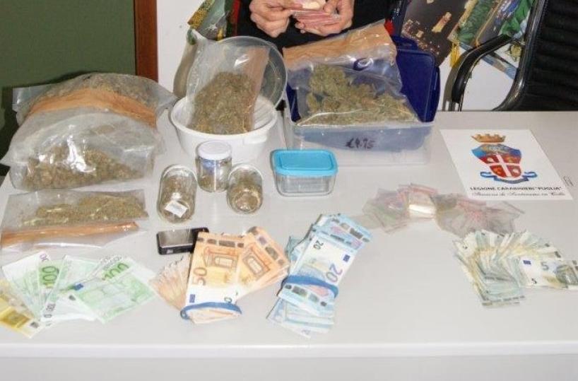 In casa nasconde droga e 21mila euro in contanti, arrestato venditore ambulante