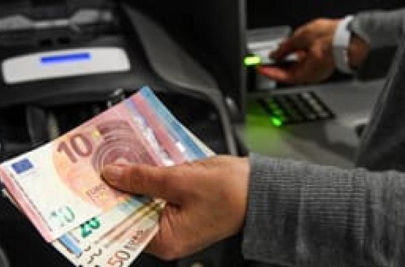 Gli ruba la bici e lo costringe a fare prelievi bancomat: arrestato straniero irregolare