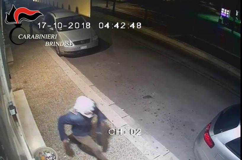 Rapina un bar, minaccia la barista con un sasso e lo lancia sulla vetrina: arrestato