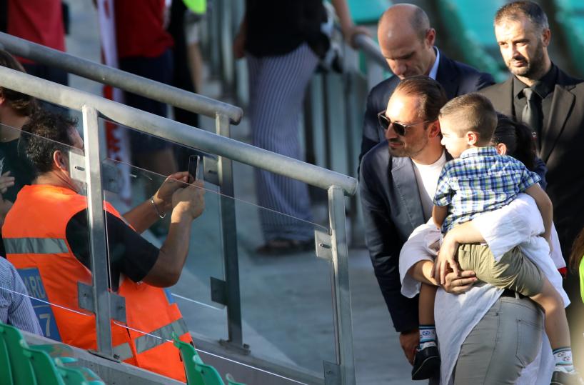 De Laurentiis conquistato a Baridall'entusiasmo dei tifosi