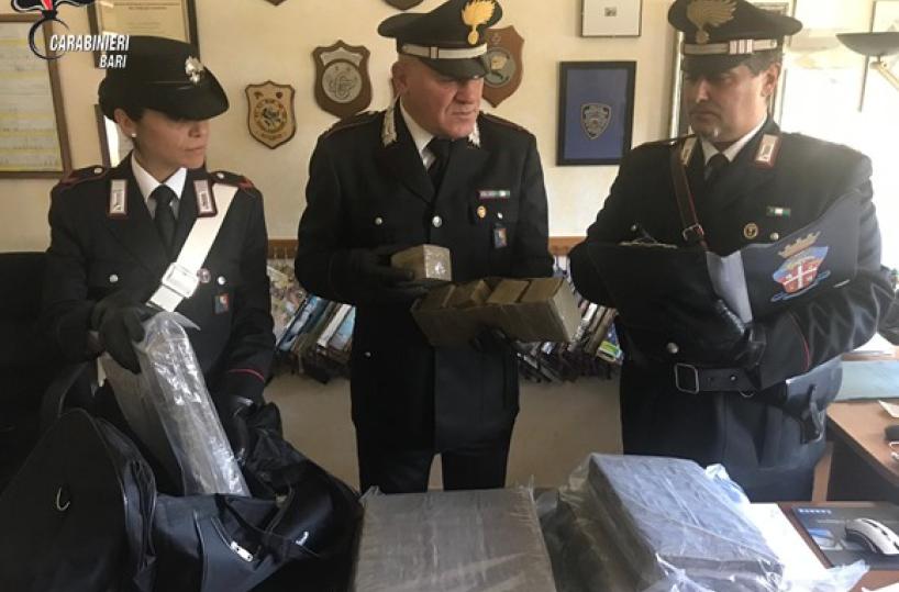 In auto con 26kg di droga, arrestato pregiudicato a Mola di Bari