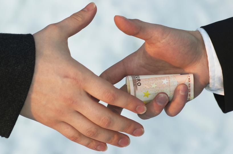 Basilicata corrotta, ecco chi paga la mazzette: la ricerca dell'Università di Gotenborg