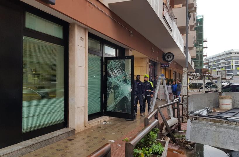 Rapinano banca a Barletta: sfondano ingresso con furgone e fuggono 