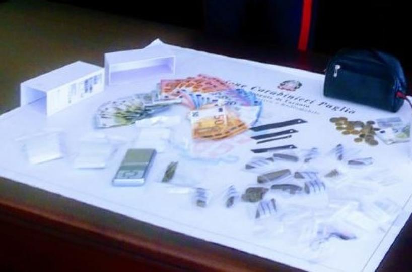 Spacciavano calando la droga dal balcone: arrestati padre e figlio