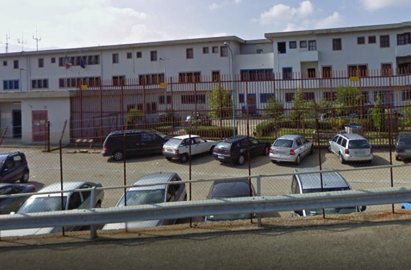 Melfi, due detenuti picchiano agenti  e minacciano con lame: cinque feriti