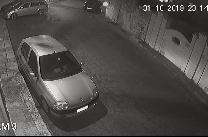 Entra in una macchina forzando il portabagagli e le dà fuoco: denunciato 48enne
