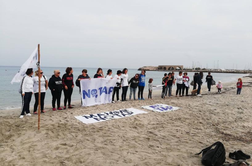 Le mamme No Tap sulla spiaggia Melendugno per un flash mob 