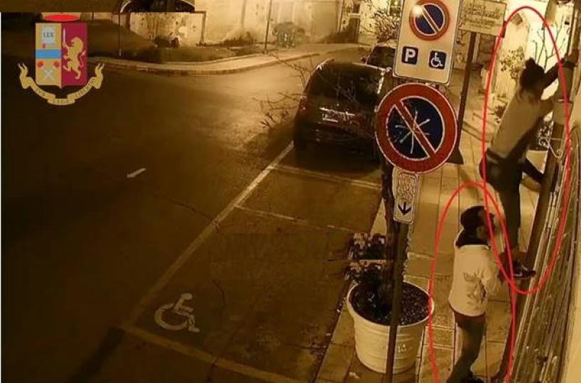 Grottaglie, sorpresi a bordo di un’auto rubata: arrestati un uomo e una donna 