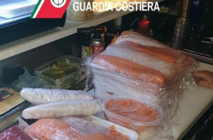 Bari, 20kg di pesce di dubbia provenienza sequestrati in un bar: erano pronti per l'aperitivo