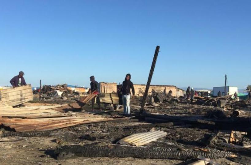 Incendio baraccopoli a Borgo Mezzanone: morto migrante ustionato 