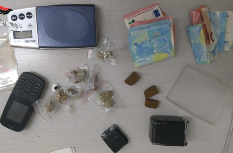 Bari, spacciavano e nascondevano droga in auto: 4 arresti 