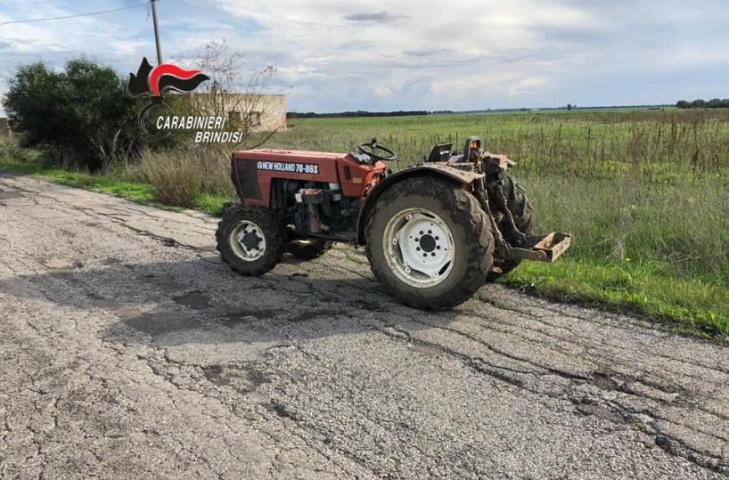 Tuturano, rubano trattore e scappano nei campi: 1 arrestato, 3 ricercati