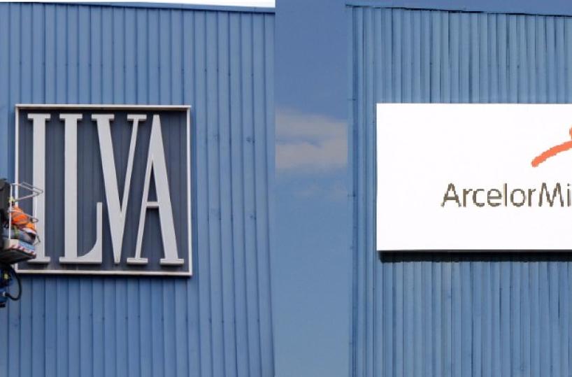 Taranto, fine di un'era: l'insegna di ArcelorMittal sostituisce quella Ilva