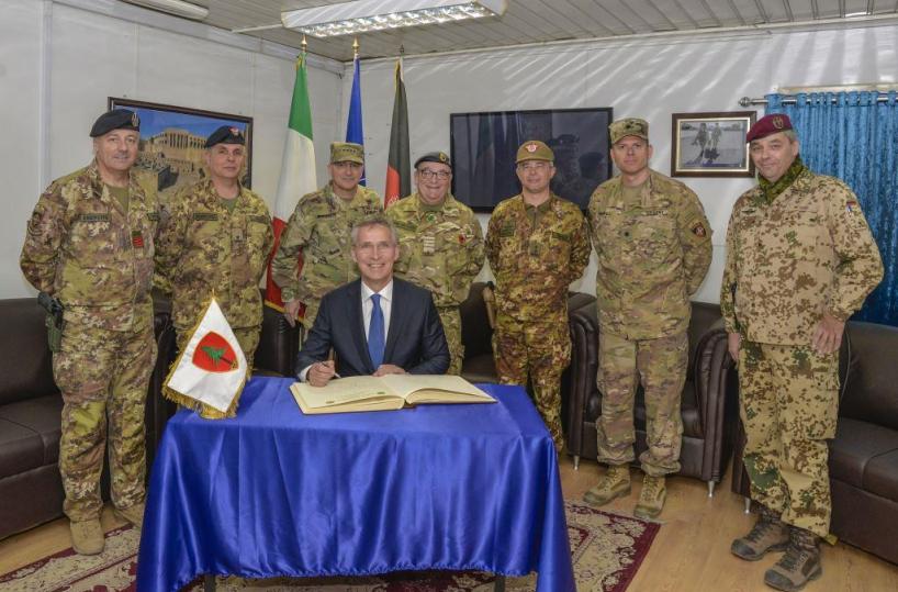 Il segretario generale della Natoincontra i militari italiani 