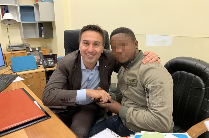Nigeriano sventa furto in un supermercato in Puglia, titolare lo assume