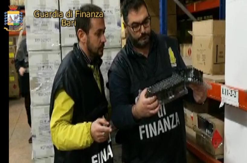 Nichel e cromo 100 volte più alti del limite: GdF Bari sequestra 1 milione di ombretti e fard