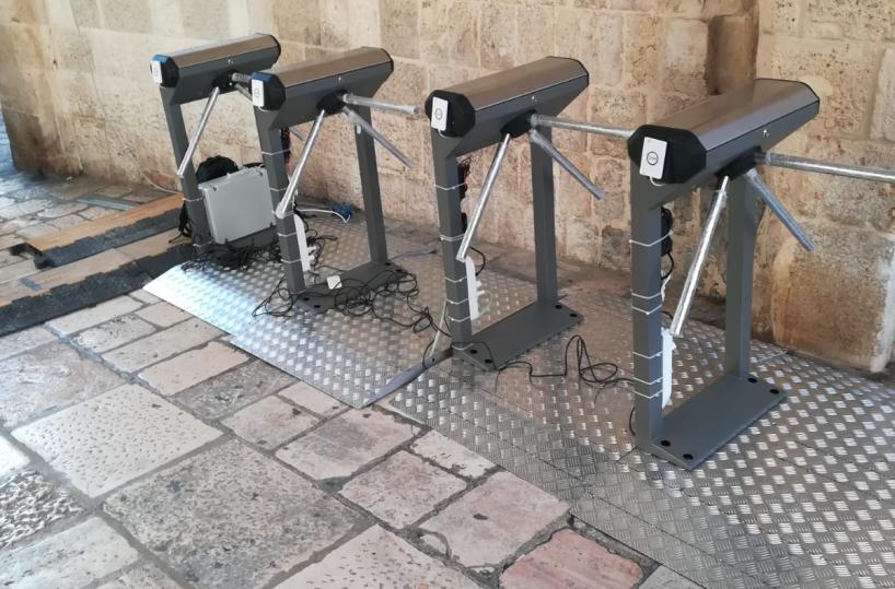 Polignano, quei tornelli a pagamento senza una ordinanza: tutto regolare?