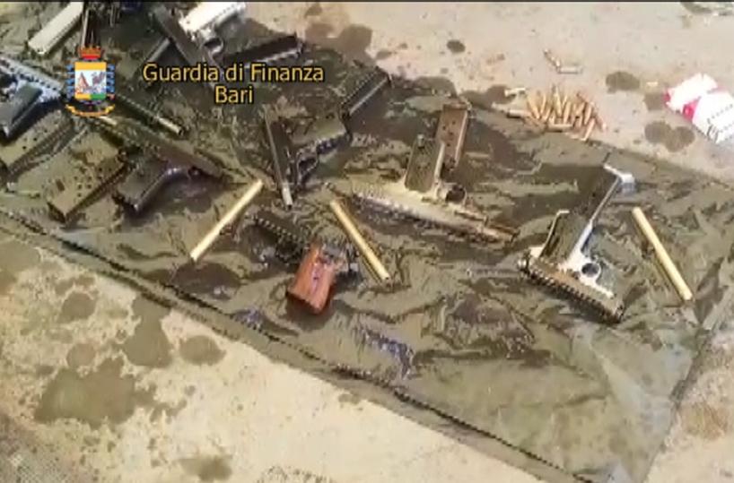 Porto di Bari, arsenale nascosto nel serbatoio di un'auto appena sbarcata: arrestato 22enne