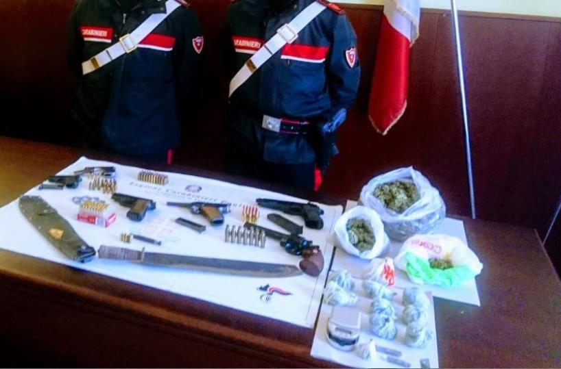 Arsenale d'armi e 6mila euro di droga in casa: arrestato 25enne a Taranto