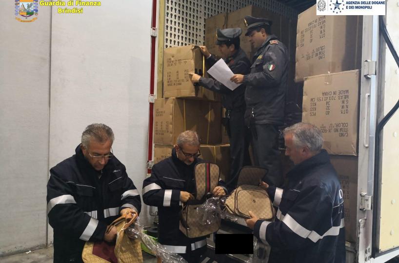 Alta moda: 10mila borse contraffatte, maxi-sequestro al porto di Brindisi