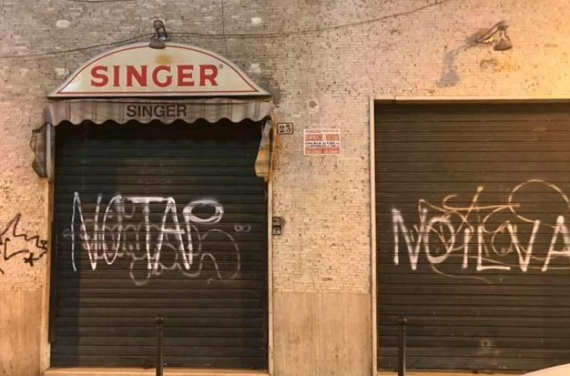 "Siete il PD", "No Tap e Ilva": ignoti imbrattano sede M5S a Foggia
