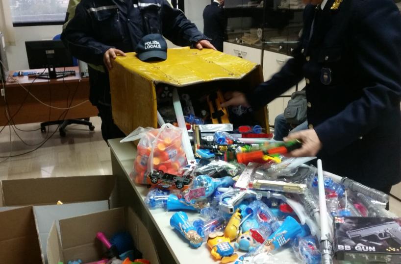 Giocattoli contraffatti e tossici: sequestrati