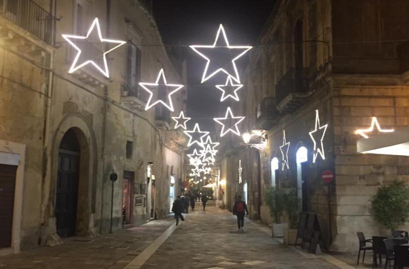 Arrivano le luminarie, ma in via Palmieri sono private