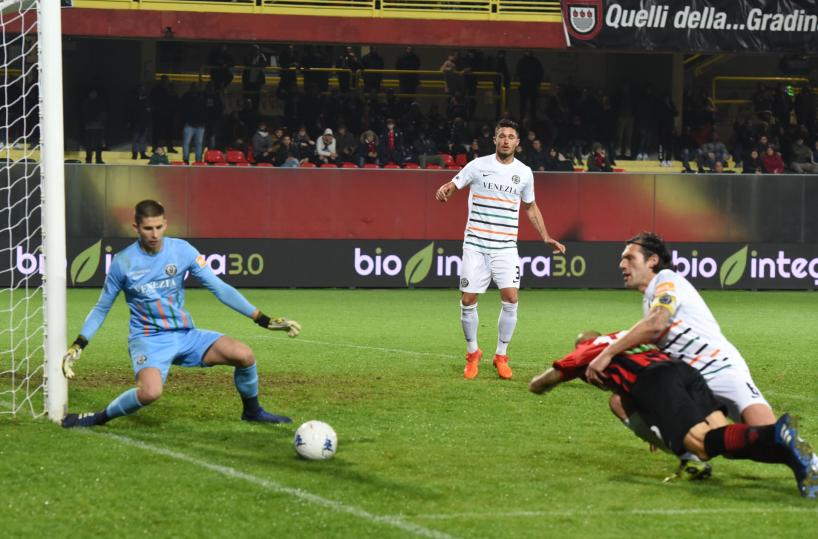 Calcio, il Venezia batte il Foggia: 1-0