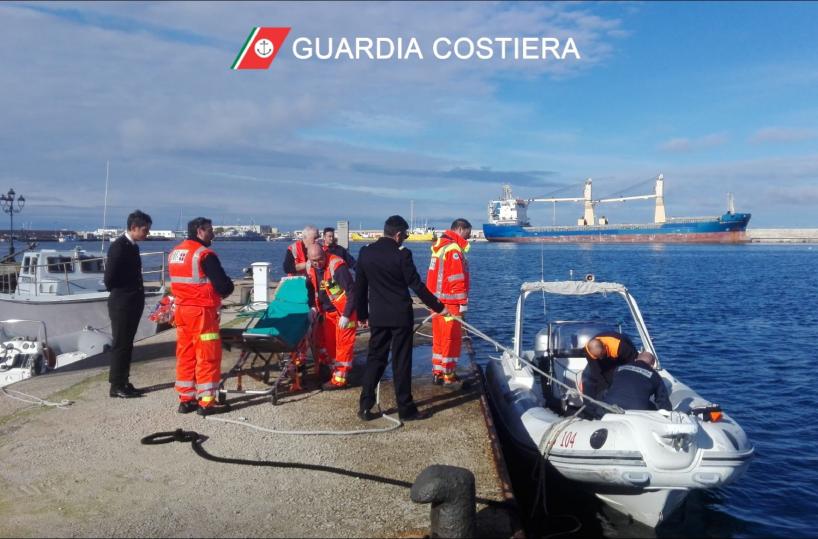 Durante la pesca cade della barca: anziano salvato a Gallipoli