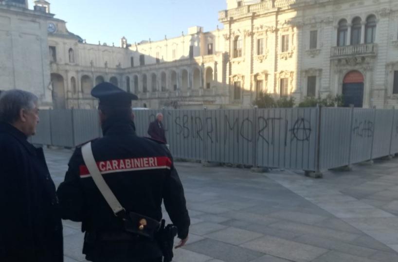«Più sbirri morti»: minacce a Lecce nel cantiere del presepe in Piazza Duomo