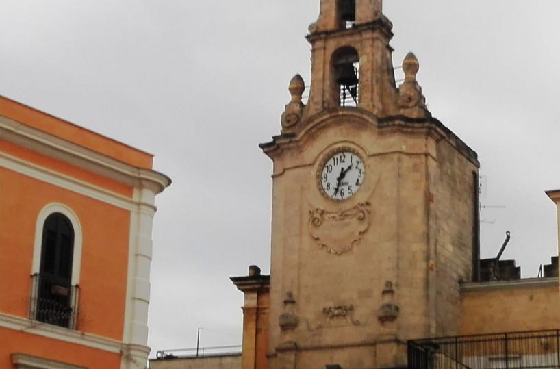 Massafra, l'orologio della torre è fermo da luglio
