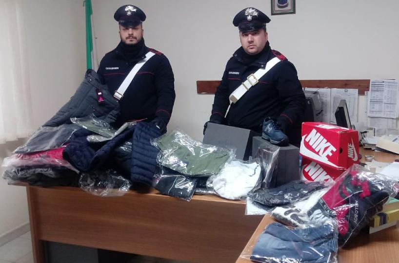 Vendevano scarpe e vestiti contraffatti: denunciati 2 rumeni a Ferrandina