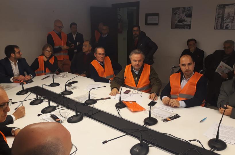 Puglia, gli agricoltori con i gilet arancioni protestano contro Emiliano