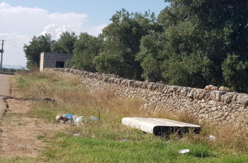 In auto da Fasano a Monopoli per gettare spazzatura: multati