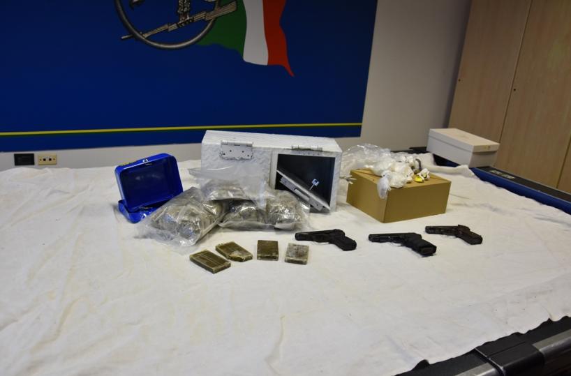 Droga e armi abusive: a Bari la GdF arresta 17 persone