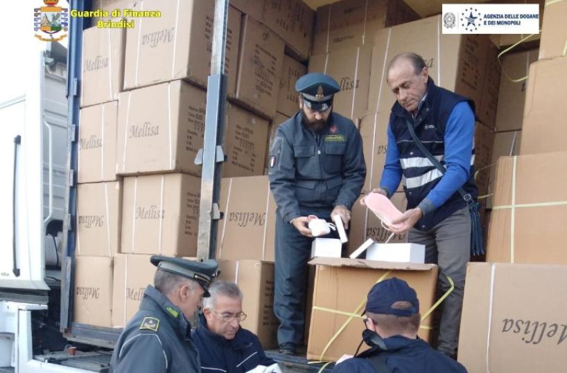 Brindisi, GdF sequestra al porto 3mila paia di scarpe contraffatte
