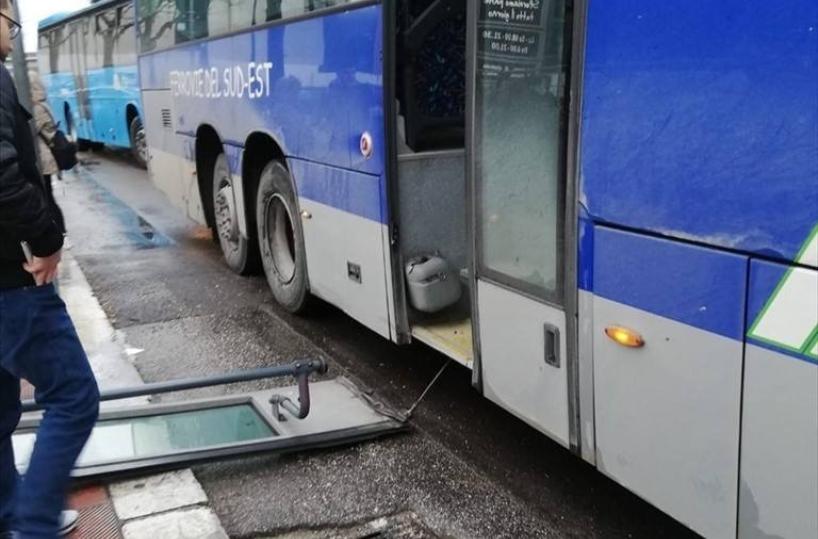 Il bus è troppo pieno, cede il portellone: tragedia sfiorata