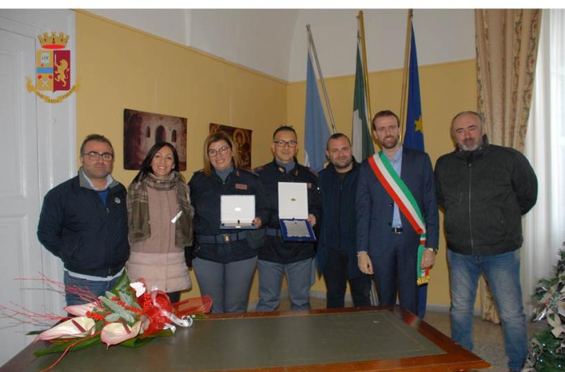 Mottola, targa a due poliziotti che salvarono una 22enne dal suicidio