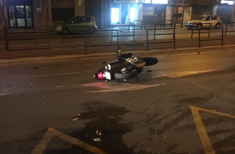 Bari, moto tampona navetta del park and ride e si ribalta in via Unità d’Italia