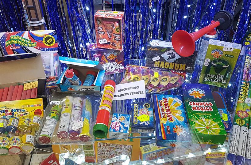 Bari, Natale coi «botti» non a norma: sequestrati 70 kg di fuochi d'artificio 