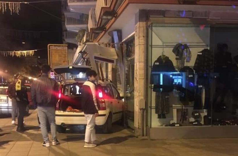 Bari, auto perde il controllo e sfonda la vetrina di un negozio