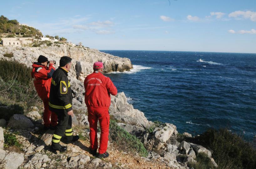 Pescatore precipita da scogliera dopo malore: ricerche nel basso Salento