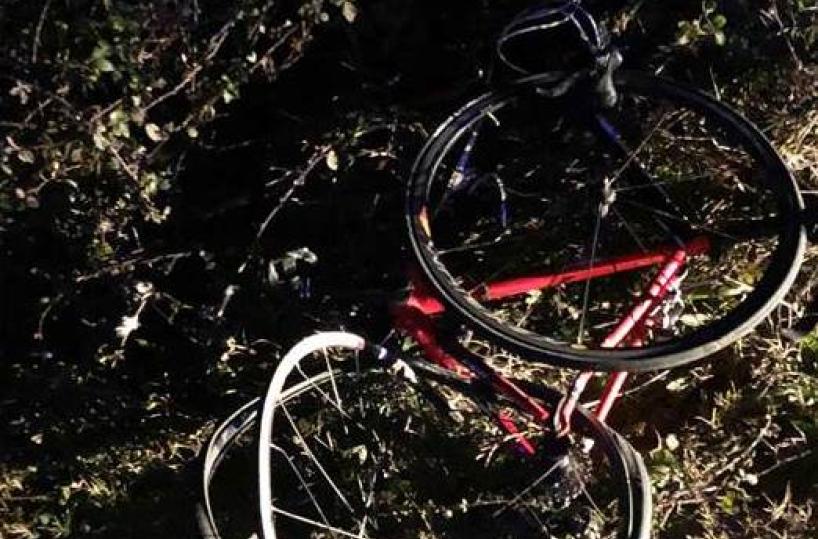 Investe ciclista e scappa: incastrato da parti dell'auto rimaste su luogo incidente