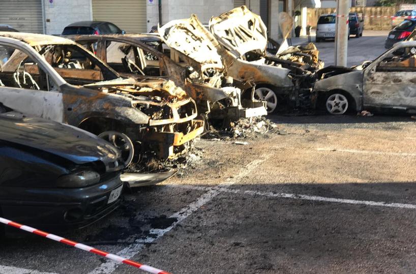 Ignoti incendiano 8 auto a Troia, anche quella della moglie del sindaco