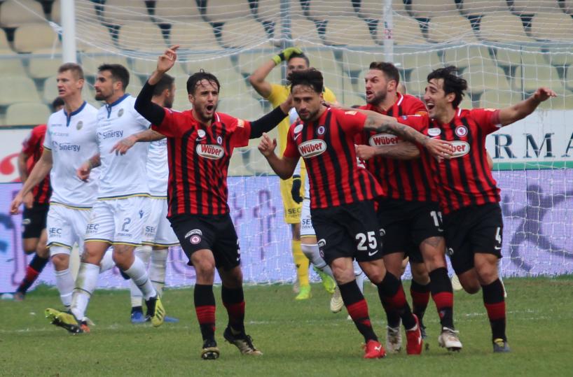 Calcio, il Foggia pareggia con il Verona: 2-2
