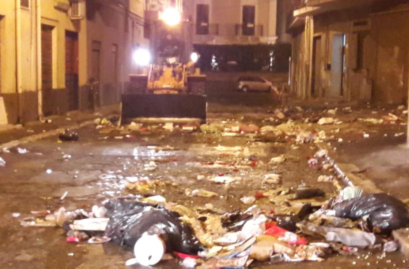 Capodanno, incendiati 50 cassonetti a Taranto, 10mila euro di danni
