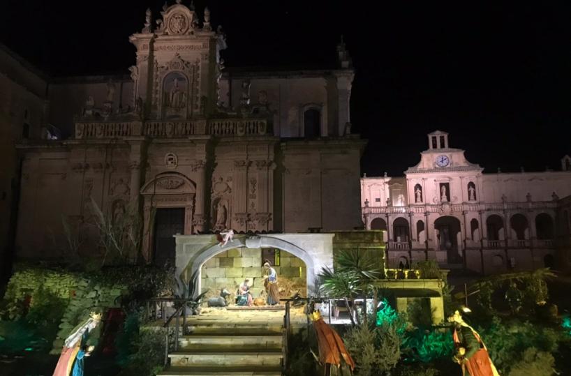 Lecce, ruba Gesù Bambino dal presepe in piazza Duomo, poi lo restituisce