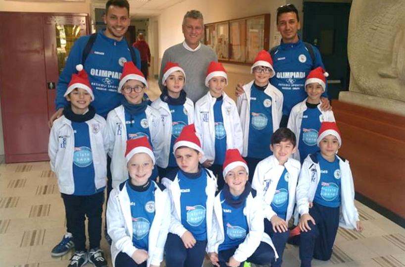 Calcio, bambini vincono coppa e la donano a coetaneo malato