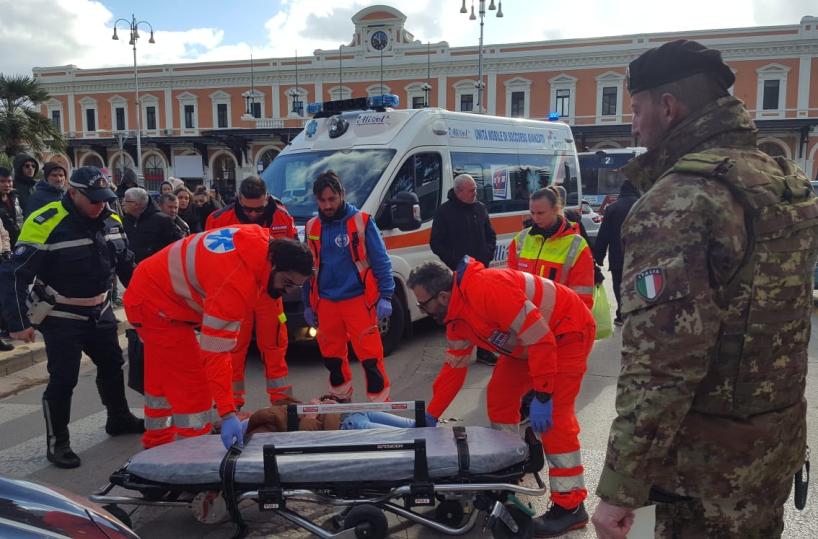Bari, investe la moglie con l'auto vicino la stazione e scappa